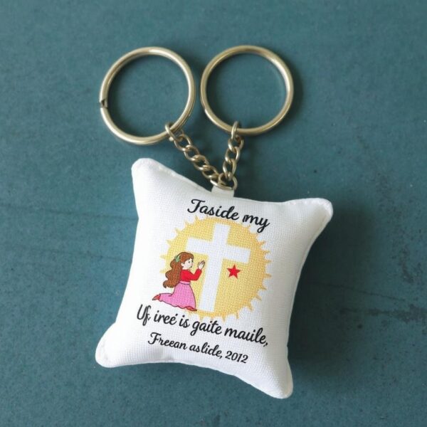 Custom pillow keychains with personalized designs for souvenirs and giveaways.